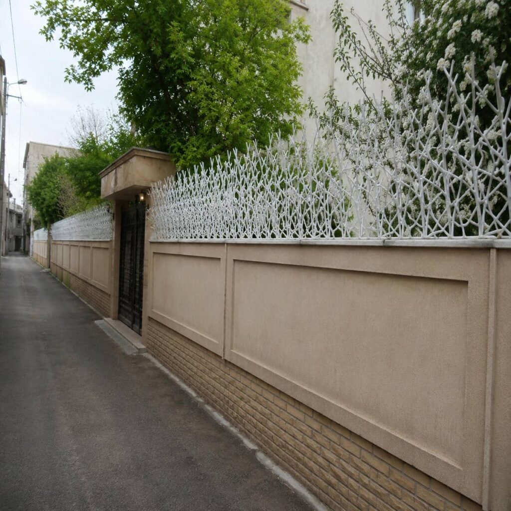 کارشناس در حال بررسی تاج آجری دیوار قدیمی