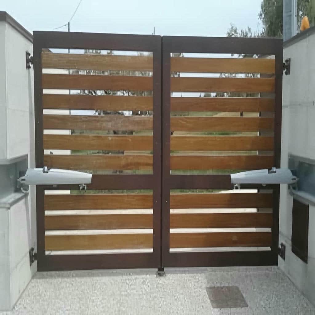 کارشناس در حال بررسی ورودی ساختمان در استان البرز