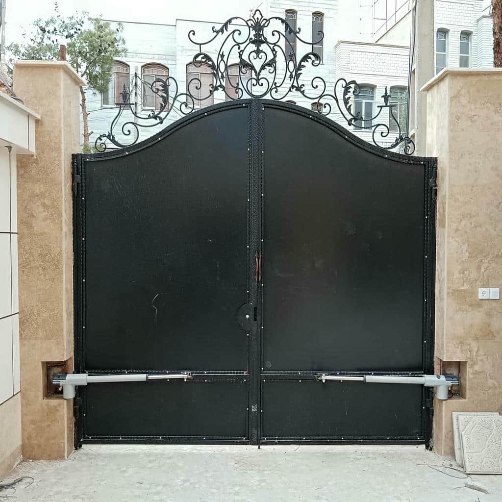 کارشناس فنی مقابل ستون سنگی ورودی مجتمع