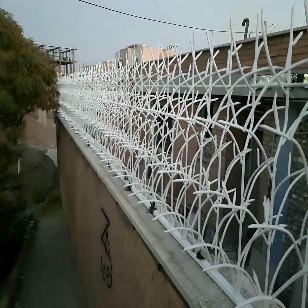 کارشناس کنار ورودی خدماتی برای بررسی ابعاد
