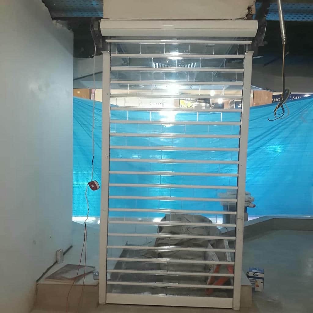 کرکره برقی کرم کنار نمای آجری ساختمان اصفهان