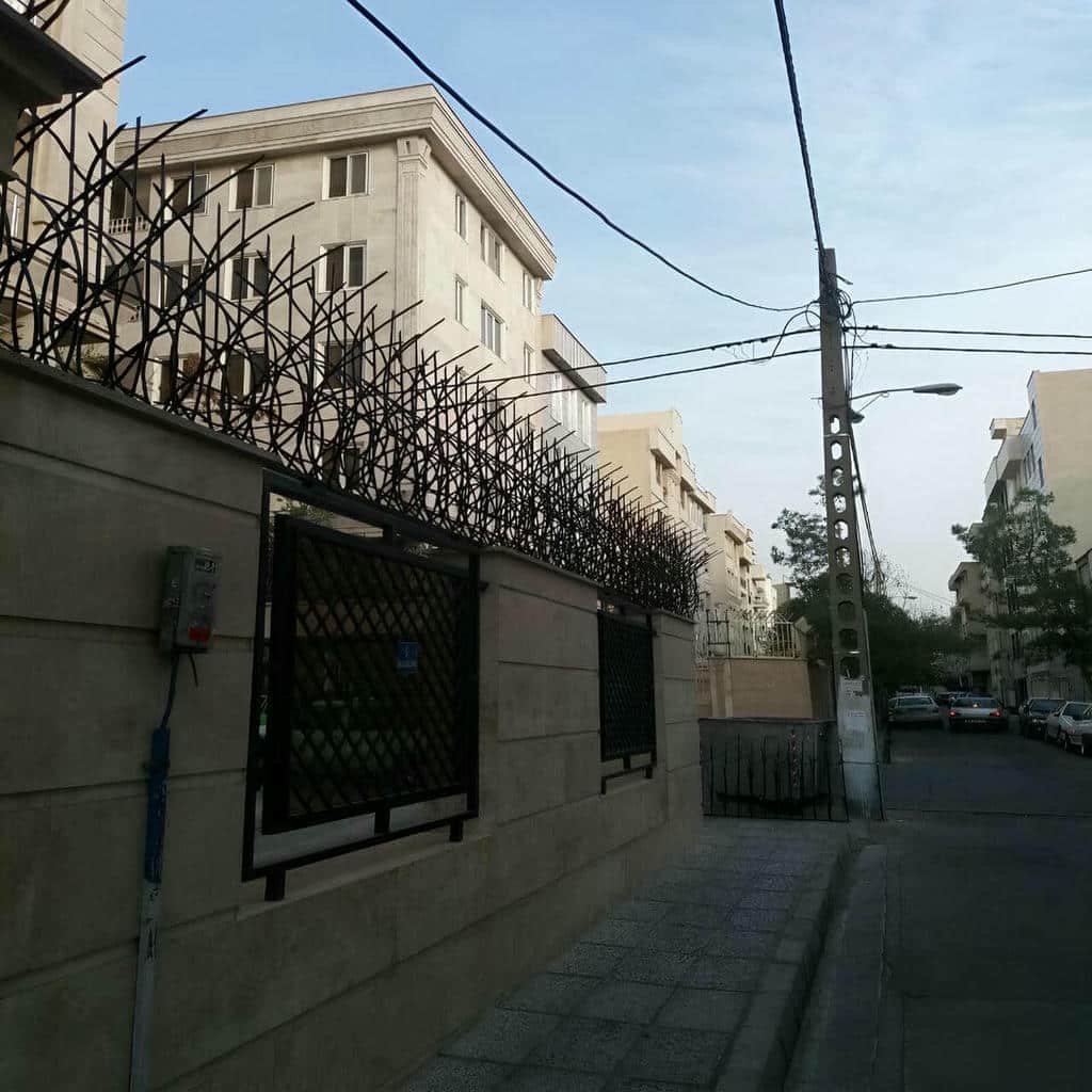 گارد روی دیوار بتنی نوساز استان کردستان