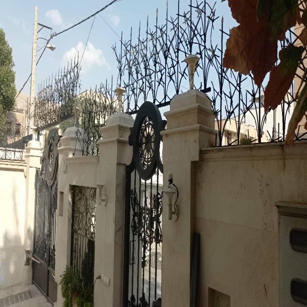 گارد شاخ گوزنی مقابل دیوار پشتی کارگاه
