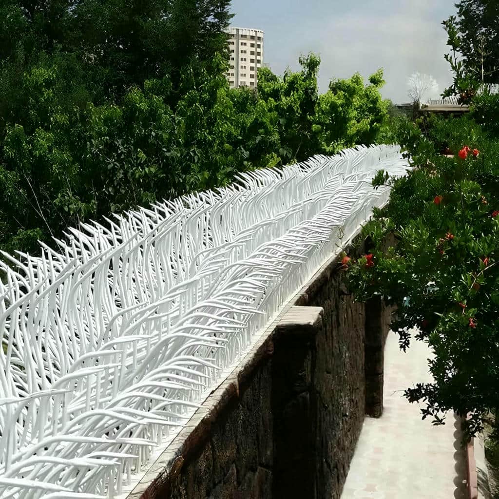 گارد فلزی مشکی بر جداره بلند آجری گارد فلزی مشکی بر جداره بلند آجری