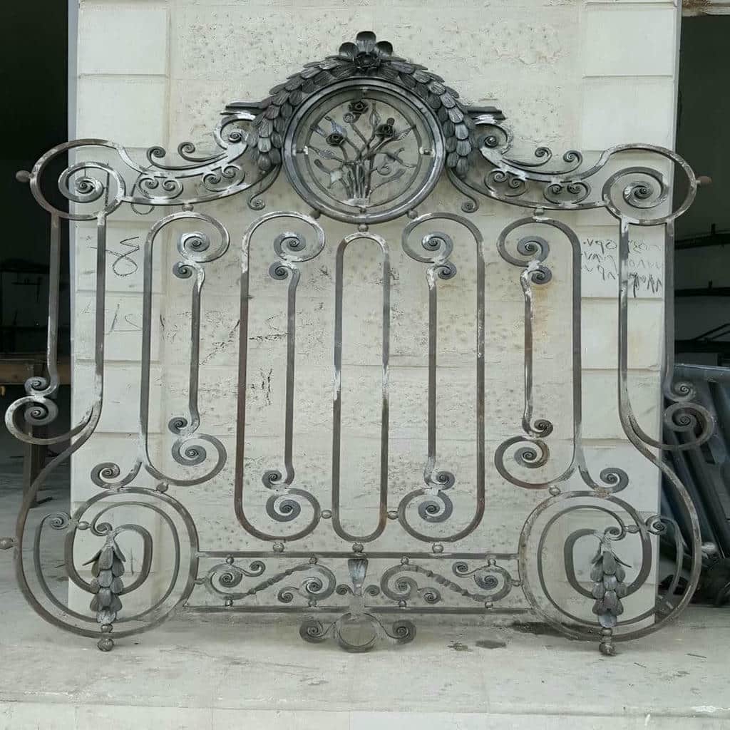 گارد فلزی کم برجستگی کنار ورودی کارگاه