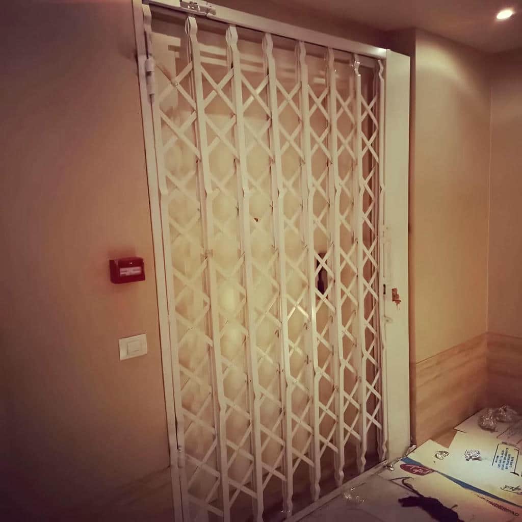 گارد کشویی خاکستری زیر سقف ورودی نیمه‌باز