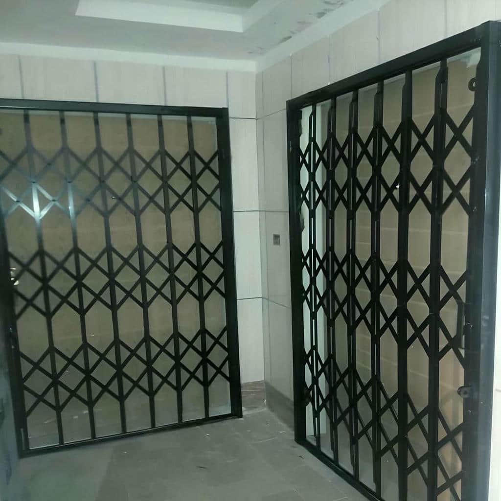 گارد کشویی مشکی کنار در چوبی واحد همکف