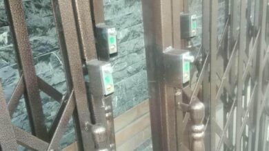 حفاظ درب آکاردئونی خاکستری در راهروی نیمه‌باز استان زنجان