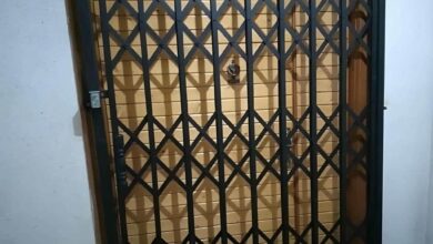 حفاظ درب آکاردئونی خاکستری کنار چارچوب تازه اردبیل