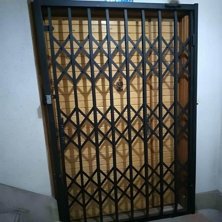 حفاظ درب آکاردئونی خاکستری کنار چارچوب تازه اردبیل
