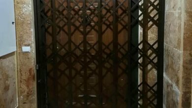 حفاظ درب آکاردئونی زغالی روی ورودی سنگی استان اردبیل