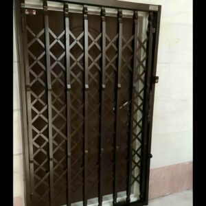 حفاظ درب آکاردئونی مشکی با قفل فرسوده استان همدان
