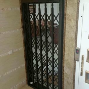 حفاظ درب آکاردئونی مشکی بر ورودی خانه استان کردستان