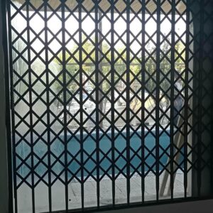 حفاظ درب آکاردئونی مشکی روی ورودی دولنگه کرمان
