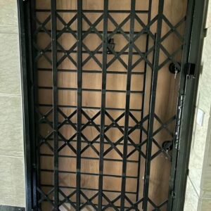 حفاظ درب آکاردئونی مشکی مقابل دفتر اداری زاهدان