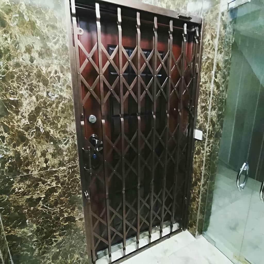 حفاظ درب آکاردئونی مشکی ورودی باغ ویلا در ارومیه مرکز فروش حفاظ درب آکاردئونی ویژه ویلا و باغ در ارومیه و حومه