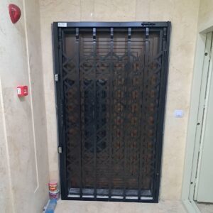 حفاظ درب آکاردئونی مشکی کنار حیاط استان خراسان شمالی