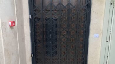 حفاظ درب آکاردئونی مشکی کنار حیاط استان خراسان شمالی