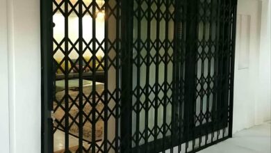 حفاظ درب آکاردئونی مشکی کنار سنگ روشن یاسوج