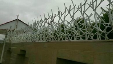 حفاظ دیوار سرنیزه‌ای خاکستری روی جداره آجری استان قم