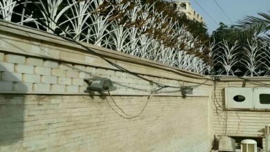 حفاظ دیوار سرنیزه‌ای روی حصار کارگاه سفال استان یزد