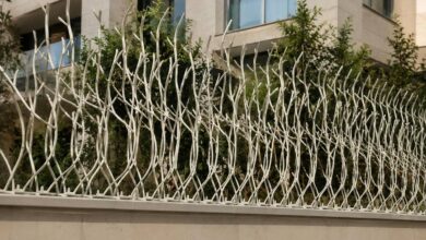 حفاظ دیوار سرنیزه‌ای کنار نمای سنگی استان زنجان