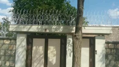 حفاظ دیوار مشکی بر فراز حیاط خانه استان کردستان
