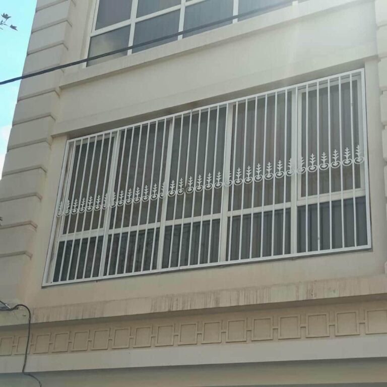 حفاظ پنجره آهنی حیاط مشترک خانه در استان کردستان