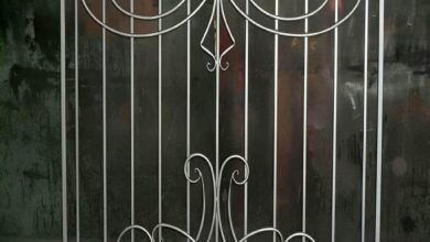 حفاظ پنجره آهنی خاکستری زیر ایوان بارانی استان گیلان