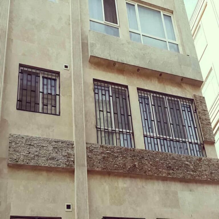 حفاظ پنجره آهنی در نمای خانه بازسازی شده زنجان