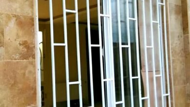 حفاظ پنجره آهنی مشکی روی نمای سنگی استان قزوین