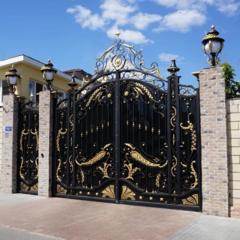 درب حیاط خاکستری ساختمان نوساز در زاهدان