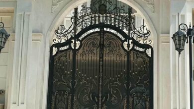 درب حیاط فلزی خاکستری ساختمان نوساز استان خراسان رضوی