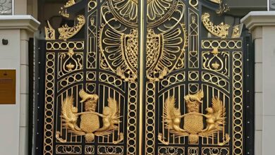 درب حیاط فلزی خاکستری مقابل ساختمان مسکونی استان البرز