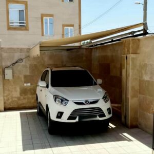 سایبان برقی سرمه‌ای بالای نیمکت انتظار در استان گلستان