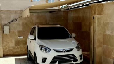 سایبان برقی سرمه‌ای بالای نیمکت انتظار در استان گلستان