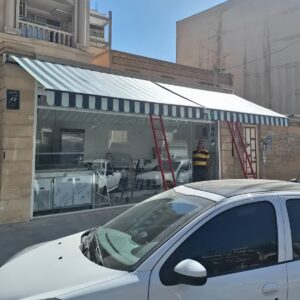 سایبان برقی طوسی بالای بالکن کم‌عرض استان مازندران