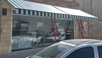 سایبان برقی طوسی بالای بالکن کم‌عرض استان مازندران