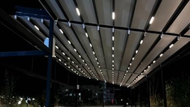 سایبان برقی طوسی بالای رمپ داروخانه کرمانشاه