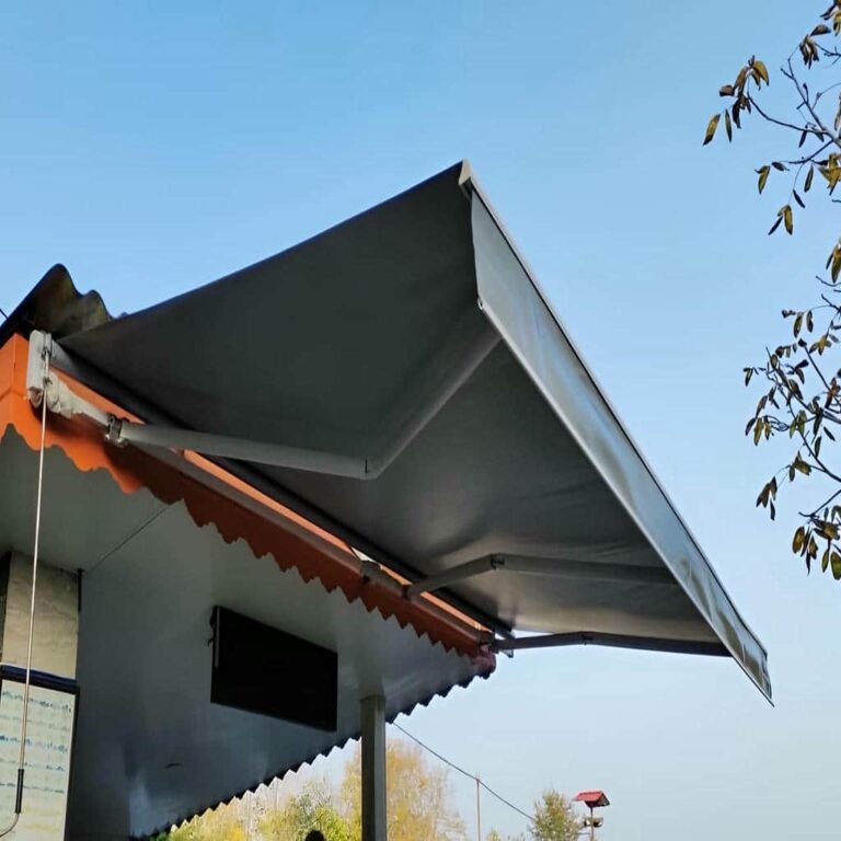 سایبان برقی طوسی بالای ورودی نمایشگاه کابینت سمنان