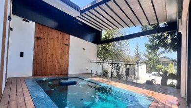 سایبان برقی نخودی بالای گیشه گردشگری استان کرمان