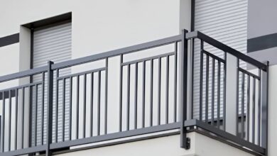 نرده بالکن خاکستری روی تراس آفتاب‌گیر اصفهان