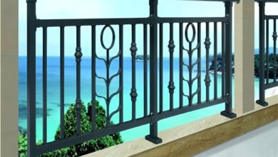 نرده بالکن فرفورژه مشکی کنار قوس آجری در شهرکرد