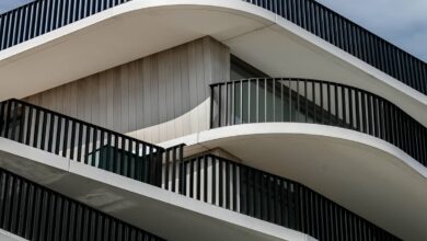 نرده بالکن مشکی ساختمان آجری در بیرجند
