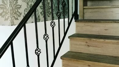 نرده راه پله سفید کنار نورگیر مجتمع بیرجند