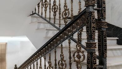 نرده راه پله فرفورژه مشکی در حیاط خانه اهواز
