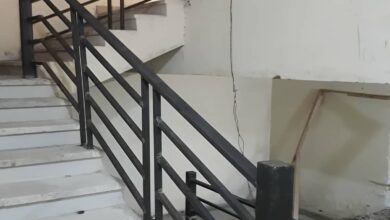نرده راه پله فلزی مشکی کنار نشیمن روشن ویلای ارومیه